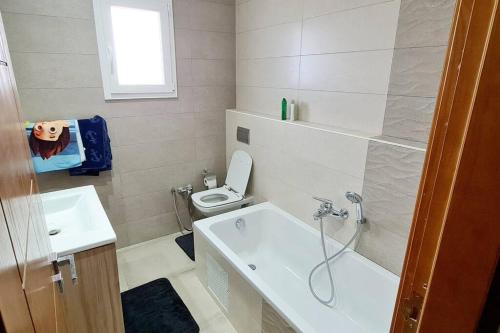 莫纳斯提尔Villa ilian的一间带卫生间和水槽的小浴室