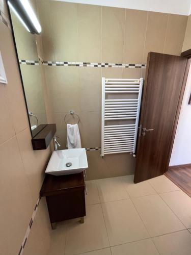 普罗塔拉斯Casa Pernera的一间带水槽和镜子的浴室