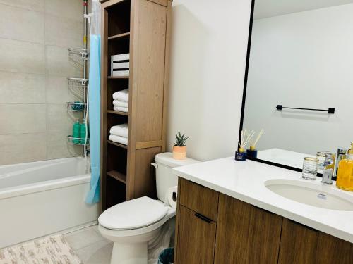 维多利亚Victoria private studio suite的浴室配有卫生间、盥洗盆和浴缸。