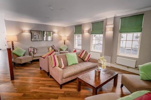 利明顿温泉天使酒店的客厅配有两张沙发和一张桌子