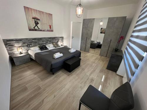 斯培西亚Cinque Terre HUB LUXURY HOME IN LA SPEZIA的一间卧室设有一张床和一间客厅。