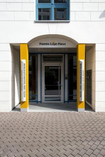 汉诺威汉斯 - 利杰 - 豪斯酒店的黄色柱子的建筑物的前门