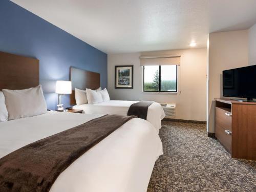詹姆斯镇My Place Hotel-Jamestown, ND的酒店客房设有两张床和一台平面电视。