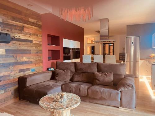 阿索马达Casa Serendipia的客厅配有棕色沙发和桌子