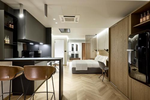 雅典Icon Suite的一间厨房和一间带一张床的卧室