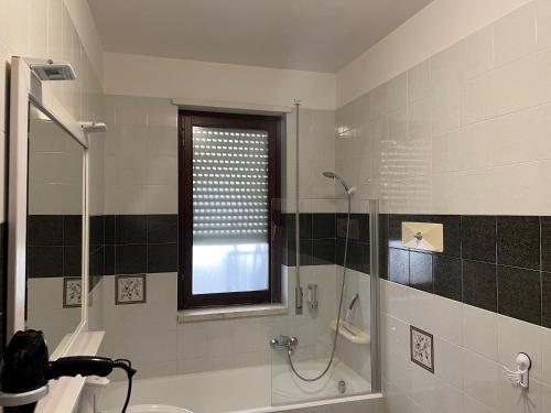 布林迪西Calamaterdomini a 2 passi dal mare的带淋浴和盥洗盆的浴室