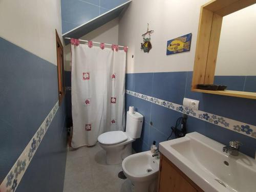 韦尔瓦La casita de Poniente. Enjoy it!的蓝色和白色的浴室设有卫生间和水槽