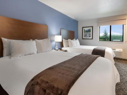 克奇坎My Place Hotel-Ketchikan, AK的酒店客房带两张床和两个窗户