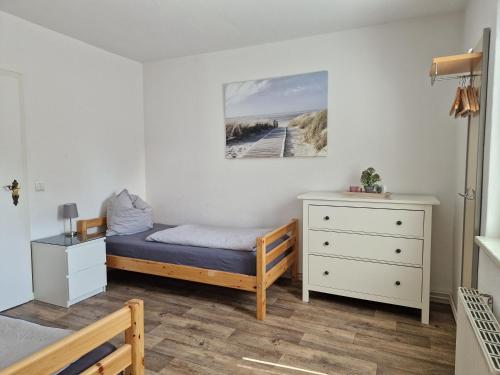 柯尼希斯武斯特豪森Ferienwohnung und Monteurwohnung Schulz的一间卧室配有一张床和一个梳妆台