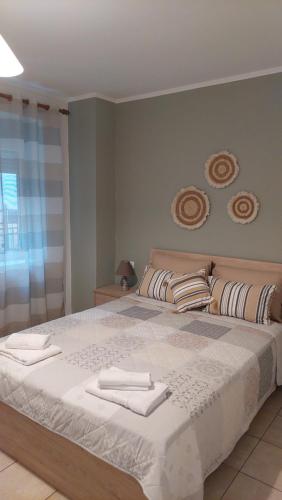 萨索斯La bella casa thassos的一间卧室配有一张大床和毛巾