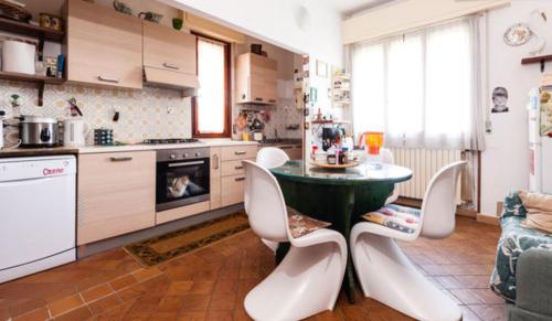 圣朱利亚诺-泰尔梅梅森德朵拉酒店的一间厨房,里面配有桌椅