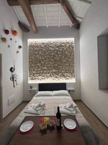 维罗纳B&B La casa di Ale的一间卧室配有一张带桌子和绘画的床
