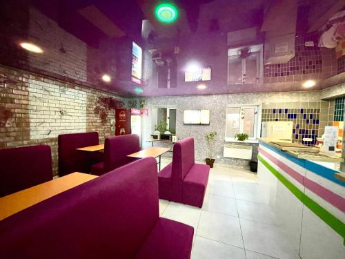 第聂伯罗Sweet Home的一间餐厅,房间内设有紫色椅子和桌子