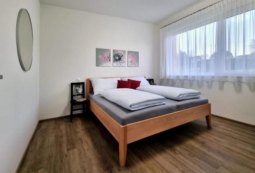 沃尔特湖畔韦尔登Ferienhaus DAS GLAB的一间卧室设有一张床和一个窗口