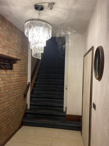 蒂尔堡Private room in the centre of Tilburg的走廊上设有吊灯的楼梯