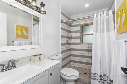 彭萨科拉323 W Zarragossa的白色的浴室设有卫生间和水槽。