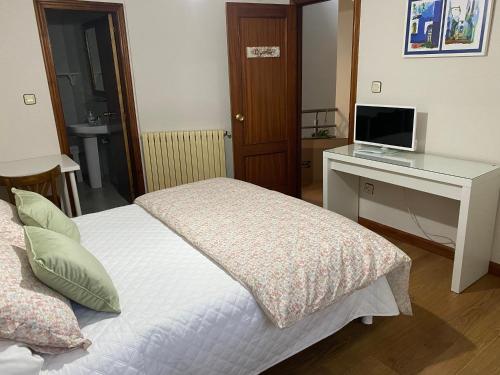 卡韦松·德·拉·萨尔埃尔克鲁塞旅馆的一间卧室配有一张床和一张带电脑的书桌