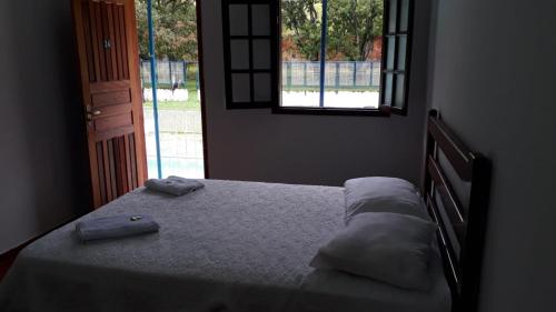 瓦伦萨Pousada São Manoel的一间卧室配有一张床,上面有两条毛巾