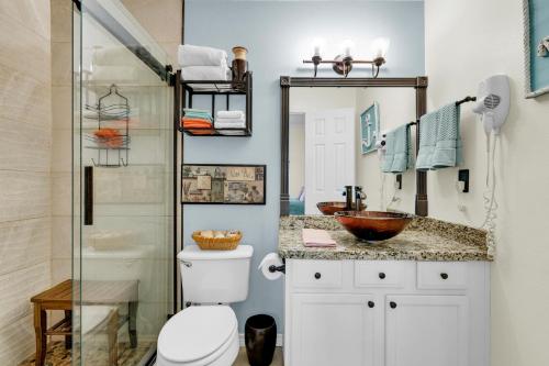 南帕诸岛Rain Dancer的浴室配有卫生间、盥洗盆和淋浴。