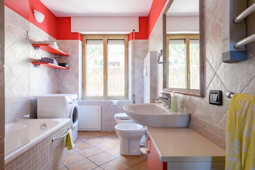 圣玛丽亚纳瓦雷Casa Oleandri的浴室配有白色卫生间和盥洗盆。
