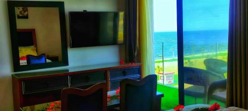 塞得港Porto Said شاليه ملكى صف اول بحر بورتو سعيد的客房设有海景窗户。