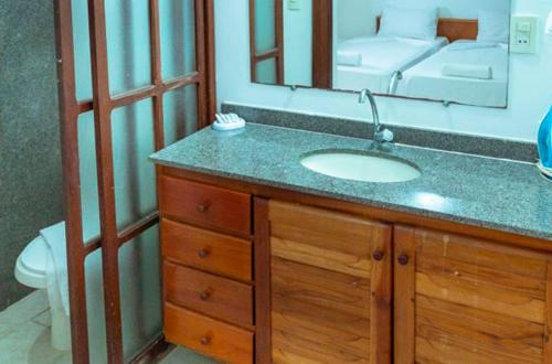 塞古罗港Res Village do Bosque 03的一间带水槽和镜子的浴室