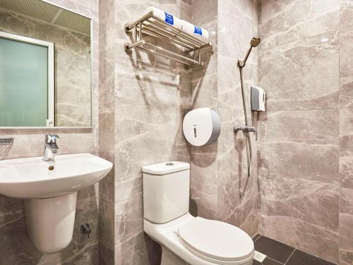 新加坡ibis budget Singapore Sapphire的一间带卫生间和水槽的浴室