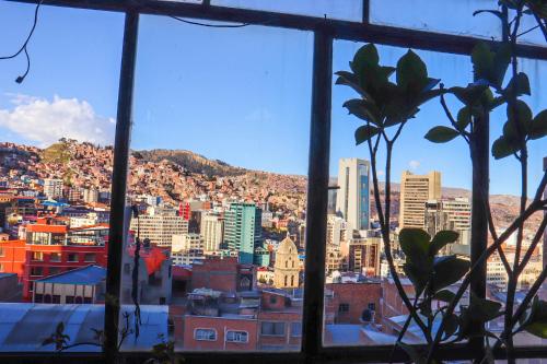 拉巴斯Lobo Hostel La Paz的从窗户可欣赏到城市美景