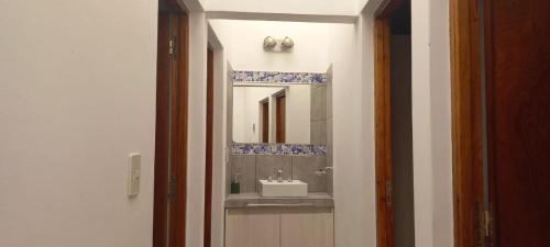 普尔马马尔卡El cielo en Purmamarca的一间带水槽和镜子的浴室