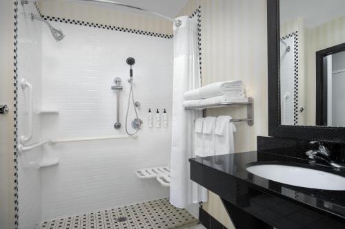 皮阿拉普Fairfield by Marriott Tacoma Puyallup的白色的浴室设有水槽和淋浴。