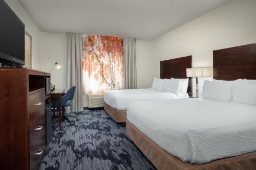 皮阿拉普Fairfield by Marriott Tacoma Puyallup的酒店客房配有两张床和一张书桌