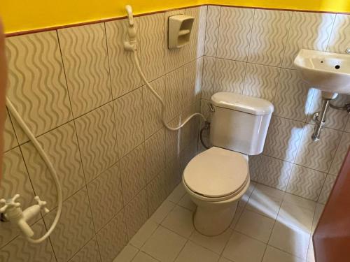 锡基霍尔西拉宾馆的一间带卫生间和水槽的小浴室