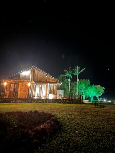 大普拉亚Mirador da Montanha的夜晚有绿灯的房屋