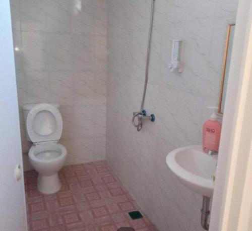 井里汶PONDOK CHILLY的一间带卫生间和水槽的浴室