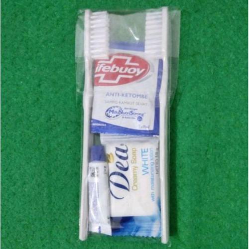 井里汶PONDOK CHILLY的塑料容器中的牙刷和牙膏包
