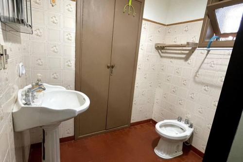 Bella VistaBella Vista Apartamento的一间带水槽和卫生间的浴室