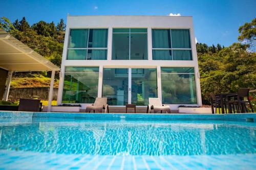 SoráCasa Moderna con piscina en las Montañas de Altos del María的房屋前有游泳池的房子