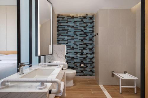 石家庄石家庄高新区万枫酒店的一间带水槽、卫生间和镜子的浴室