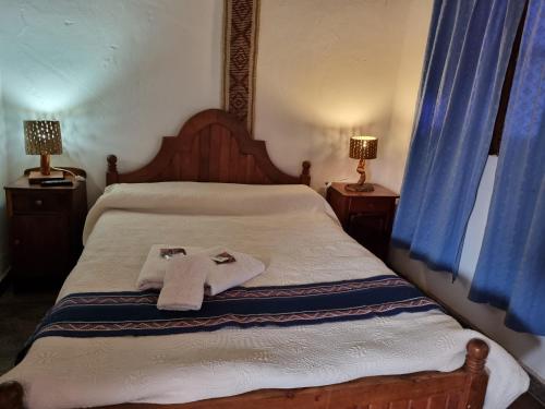 莫利诺斯Cardones de Molinos的一间卧室配有一张床,上面有两条毛巾