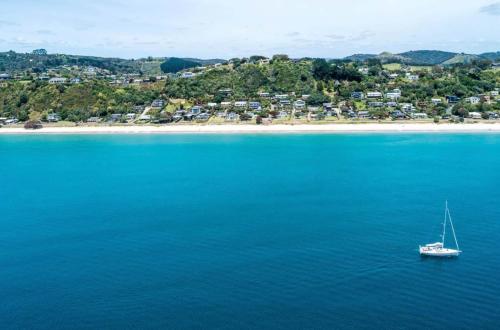 欧尼坦基Bach on the Beach - Coast & Country的享有水上和海滩的空中景色