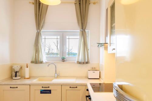 索利纳Apartment Porto Vito的厨房设有水槽和窗户。