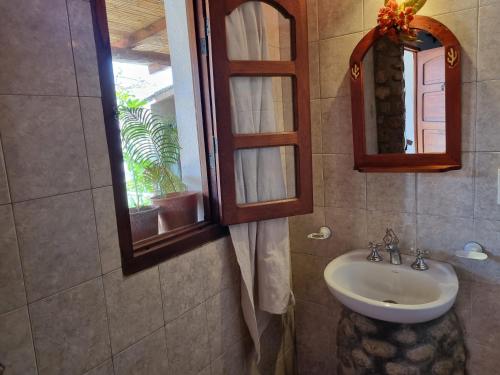 莫利诺斯Cardones de Molinos的一间带水槽和镜子的浴室