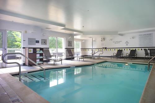 米尔维尔Fairfield Inn & Suites by Marriott Millville Vineland的一个带桌椅的大型游泳池
