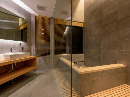 二世古Yukihyo by H2 Life的浴室配有水槽、淋浴和浴缸。