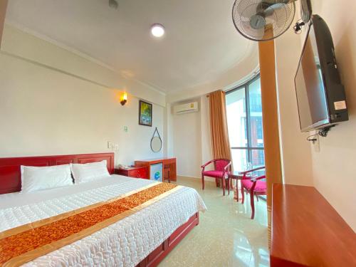 格卢市社海当酒店的配有一张床和一台平面电视的酒店客房