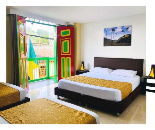 萨兰托HOTEL SHAMBALA的酒店客房设有两张床和窗户。
