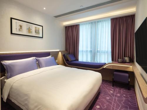 香港香港紫亭的配有一张床和一把椅子的酒店客房