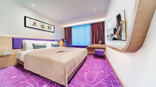 香港香港紫亭的酒店客房配有一张床和紫色地毯