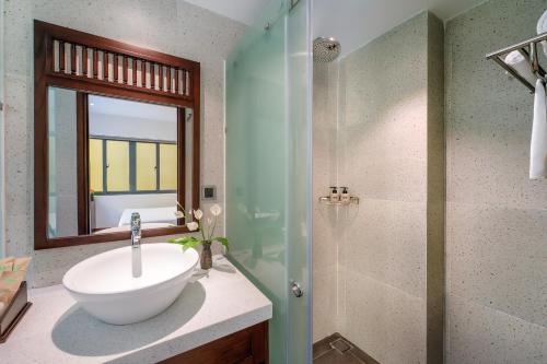 会安Chillax Old Town Villa的浴室配有白色水槽和淋浴。
