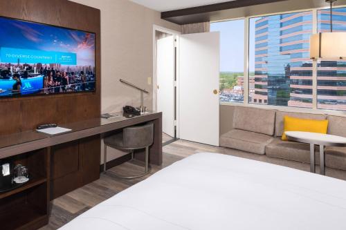 达拉姆达勒姆市中心万豪酒店的配有一张床和一台平面电视的酒店客房